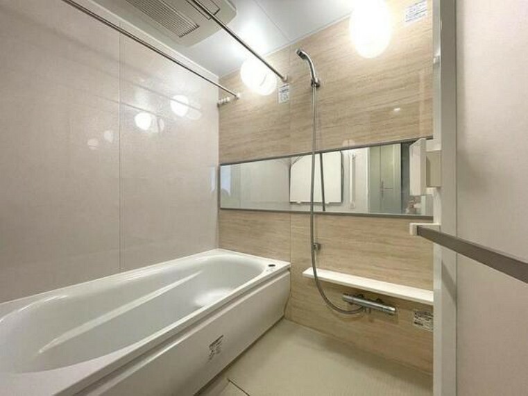 浴室 ゆったりとした気分で、湯船に浸かることができそうな浴室です。