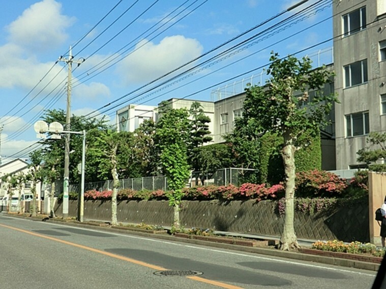 中学校 「柏市立松葉中学校」部活動が盛んな学校です。人間性豊かな生徒の育成を目標としています