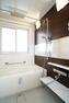浴室 窓があり明るく開放的な約1坪サイズの浴室です。浴室暖房乾燥機も付いており、暖房や乾燥に便利です。
