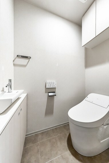トイレ 手洗いカウンター付きタンクレストイレで、すっきりとした空間です。