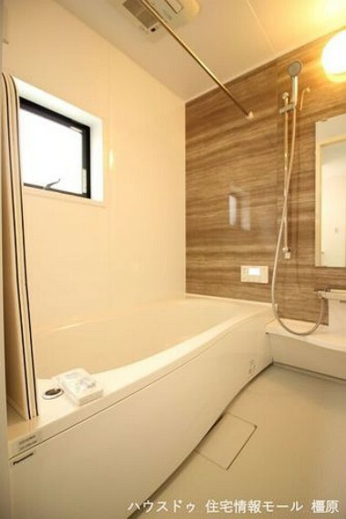 浴室 ベンチタイプの浴槽は高齢者や小さなお子様の入浴に便利です。お湯が少なく済むため、節水・省エネにもつながります。