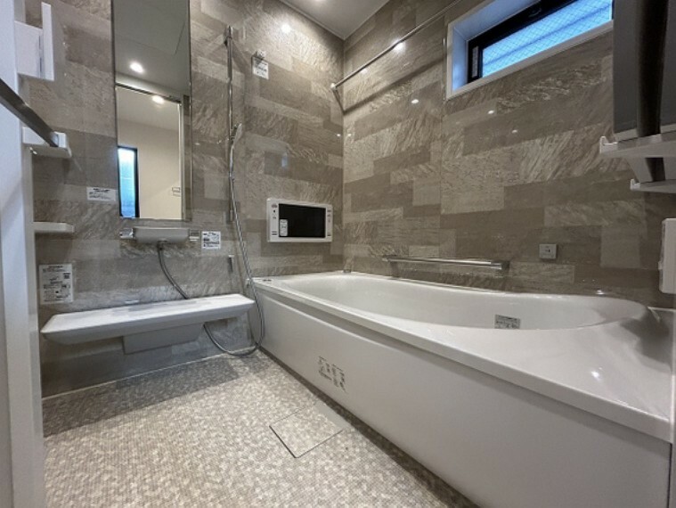 浴室 窓付き、浴室乾燥機付きで快適なバスルーム