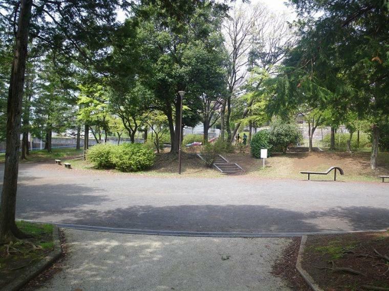 公園 美しが丘第二公園（●横浜市の中でもひときわ緑の潤いに満ちた青葉区。公園数や街路樹数は、市内でも一番多く、街のいたるところで緑を感じます●）