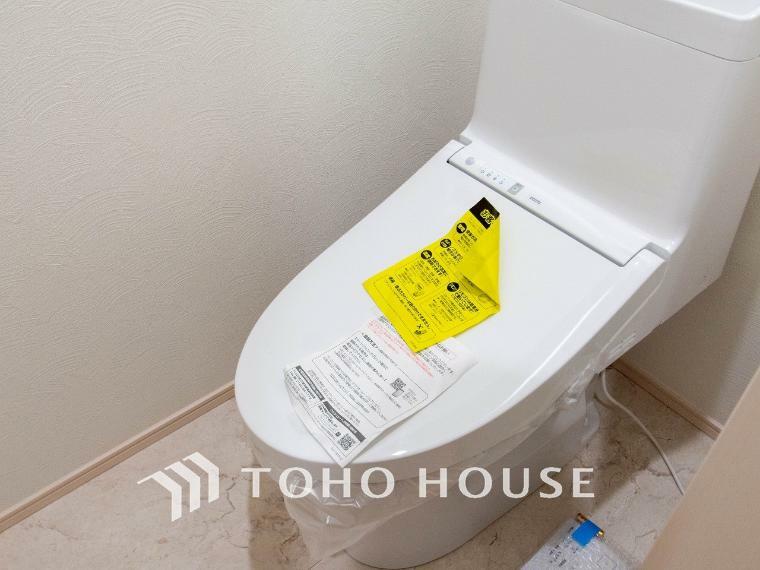 トイレ トイレはシンプルにホワイトで統一した温水洗浄付です。