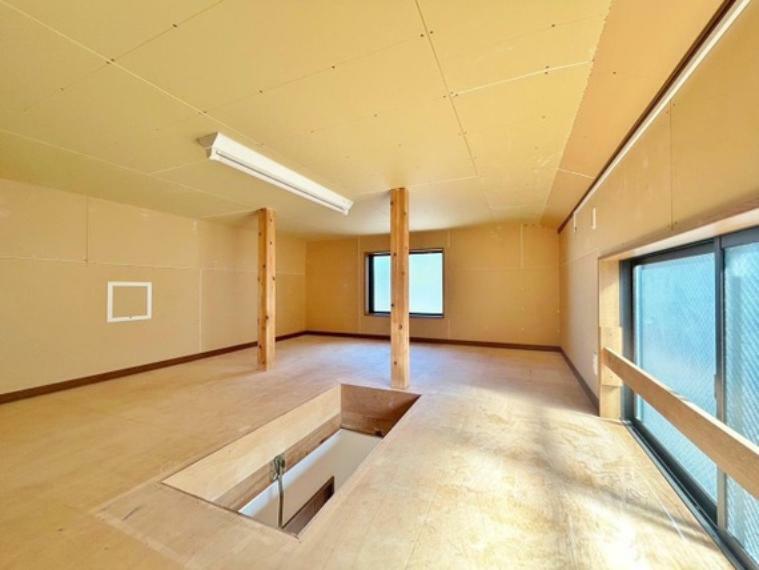 収納 壁面に掛けられている可動はしごを掛けて上ると、天井の有効スペースを活用した開けたロフト空間がでてきます。季節物や思い出の品の収納場所、お子様の遊び場として、など…。あると嬉しい大空間です。