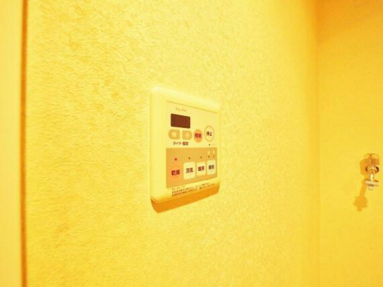 冷暖房・空調設備 おふろの沸きあがりをメロディと音声でお知らせします。熱源機の作動状態、設定変更時に音声でお知らせするのでわかりやすく、誤操作なども防ぐことができます。