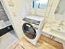 ランドリースペース 脱衣所内に洗濯機を置けるスペースを確保！ご家族のお洗濯物を洗う際にも大容量の洗濯機を置けて便利です。