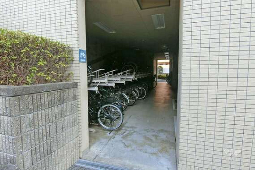 【駐輪場】敷地内の駐輪場。屋内にあるため、雨天時も自転車が濡れることなく安心です。