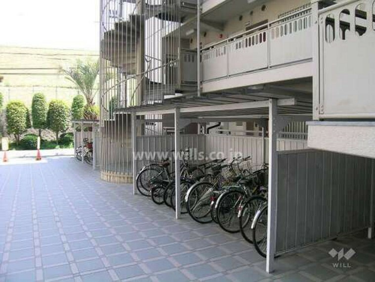 駐輪場 【駐輪場】マンション敷地内の駐輪場。平面式のため、電動自転車も停めやすくなっております。