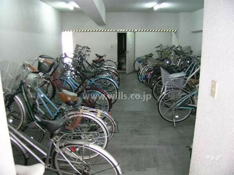 【駐輪場】マンションの敷地内に駐輪場があります。屋内に自転車を停めていただけるため雨の日も安心です。