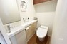 トイレ トイレ［2024年2月3日撮影］スタイリッシュなタンクレスタイプのトイレです。収納棚・手洗いあり！