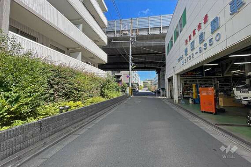 敷地南西側の前面道路（北西側から）第三京道路に面しますが、ペアガラス仕様のため音は気になりません！