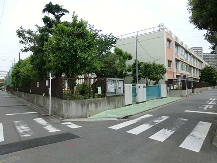 小学校 川崎市立東小田小学校 小学校への通学路は住宅街の中を歩く道のりで安心。子供の足でも歩いて5分程度の距離は安心感が違います。