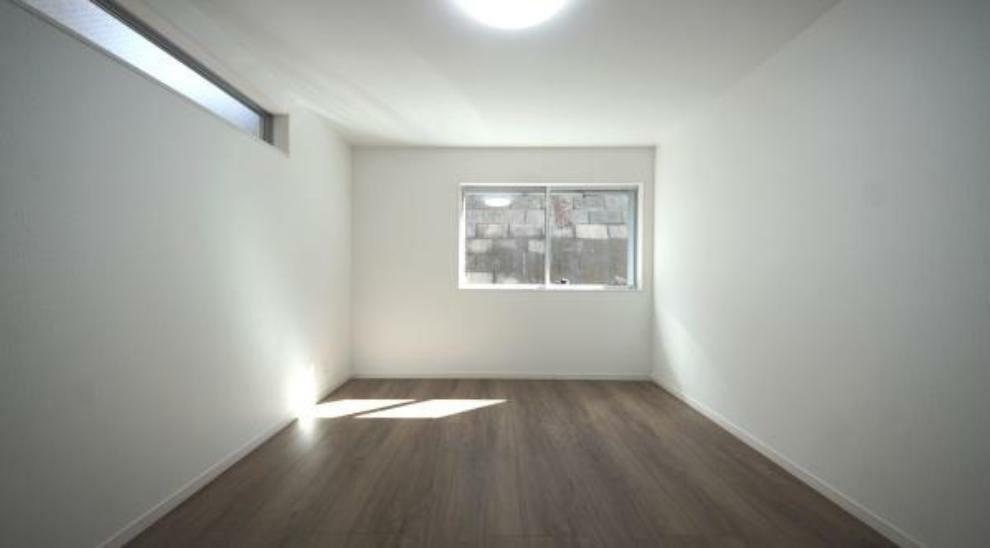 子供部屋 ■白い壁が窓から射し込む光を室内にまわし、柔らかな明るさを奥まで届ける。穏やかな空気に満ちた空間。