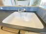 キッチン 《システムキッチン》■人造大理石シンクは、見た目がとてもスッキリしています。水垢が付きにくいのも嬉しいポイントです。