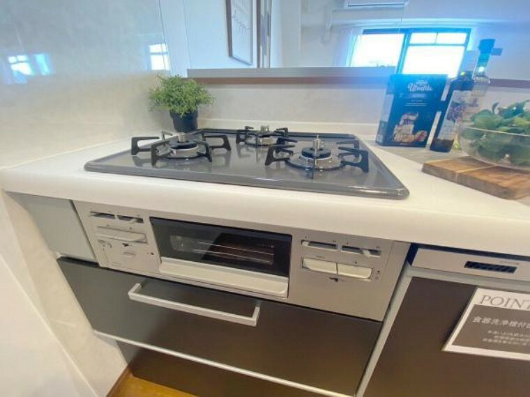 キッチン 《システムキッチン》■三口タイプのガスコンロがあれば、複数の料理を同時に調理できるので、効率よく調理することができます。また、大きな鍋やフライパンも使えるため、料理の幅が広がります。