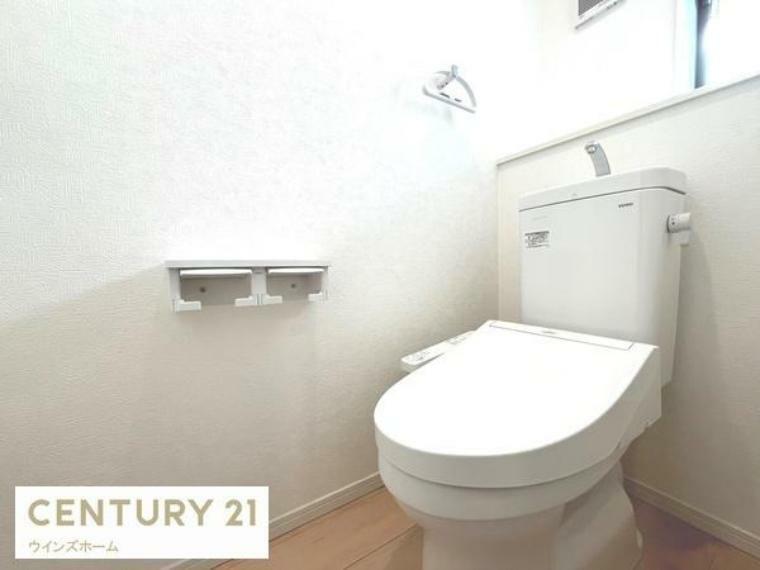 トイレ トイレは1・2階に設置され、シャワートイレが内蔵されているので使用後はスッキリ爽快！小窓が付いているので換気もしやすいです。