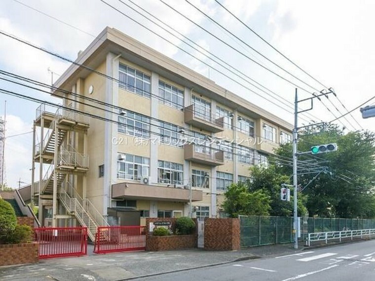 小学校 八王子市立椚田小学校 元気な子供達の声が響き渡る学校です。