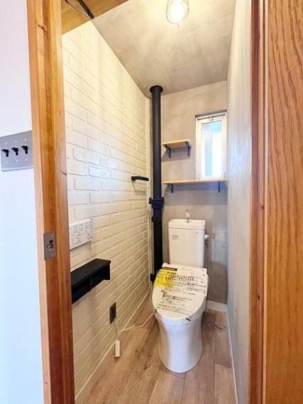 シンプルな内装のスッキリとしたトイレです。お手入れやお掃除が、簡単にできるシンプルなデザインのトイレです。