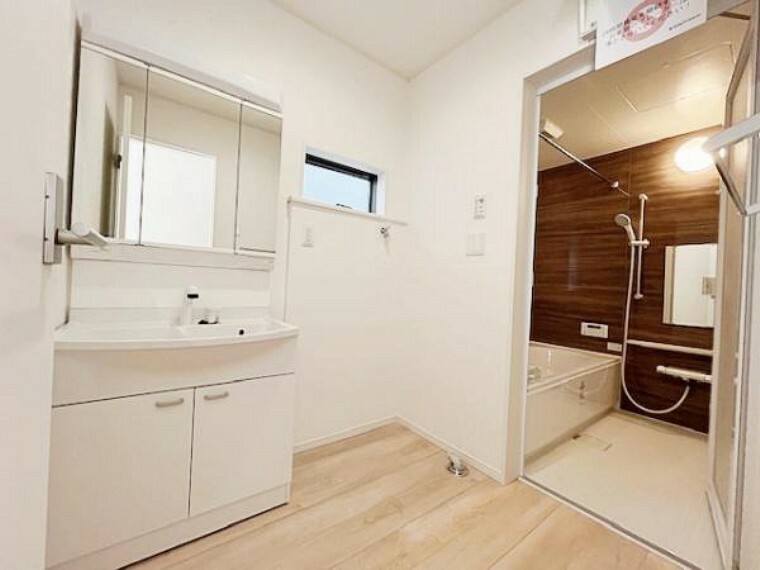 洗面化粧台 清潔感のある洗面所です キッチンからの家事動線が短い設計でとても便利です