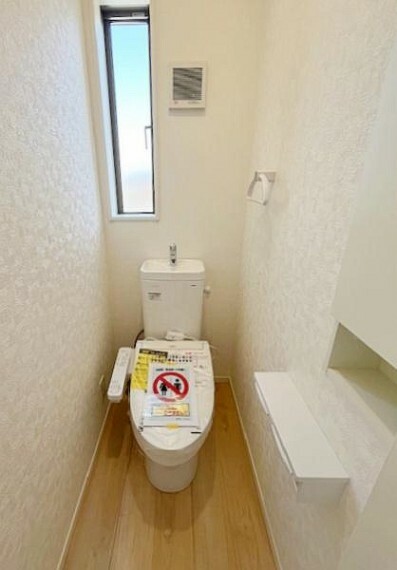 トイレ トイレの壁面収納はトイレットロールなどが収納出来てとても便利です