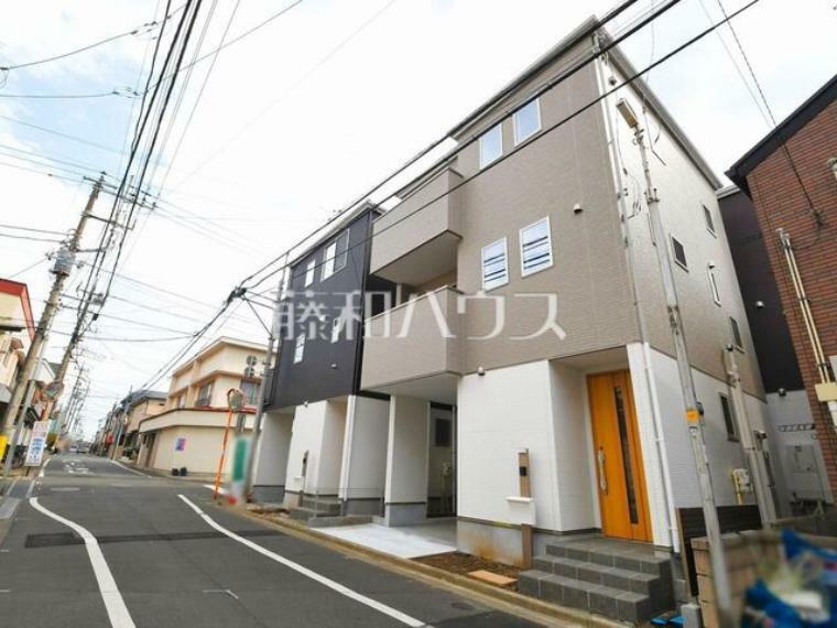 現況写真 接道状況および現場風景　【新座市野火止5丁目】 見学はしたいけど、なかなか時間が取れない・・・そんな方に出勤前や仕事終わりにマイホームを見学できるサポートをいたします。