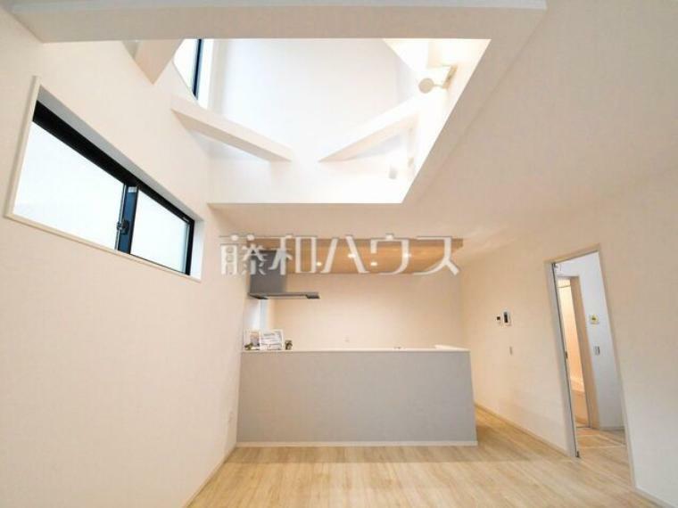 居間・リビング 2号棟　リビン 折り上げ天井の視覚的な効果で、開放感のあるおしゃれなリビング空間を演出できます。 　【清瀬市上清戸2丁目】