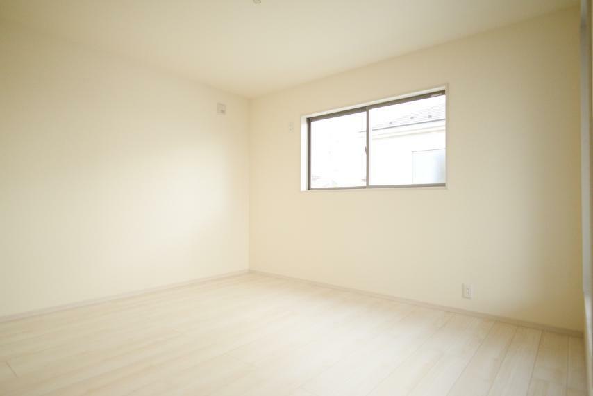 【同仕様例】<BR/>ナチュラルデザインの洋室は、家具を合わせやすい配色なので模様替え等もしやすいです。