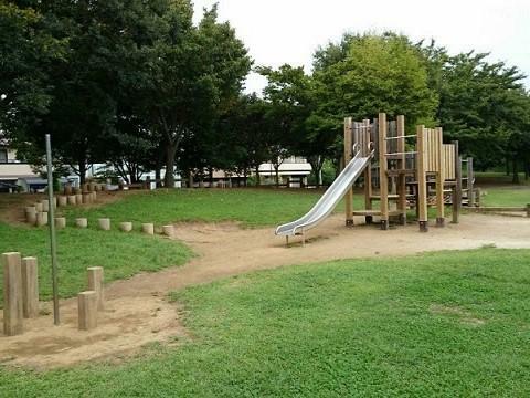 みずき一丁目公園まで60m 住宅街の中にある広々とした緑地公園です。幼児用の遊具やアスレチックなどがあります。芝生、広場は広く休憩スペースもあります。