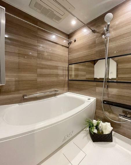 浴室 足を伸ばしやすくくつろぎやすいバスルーム。浴室内を乾燥させる浴室換気乾燥機付です。