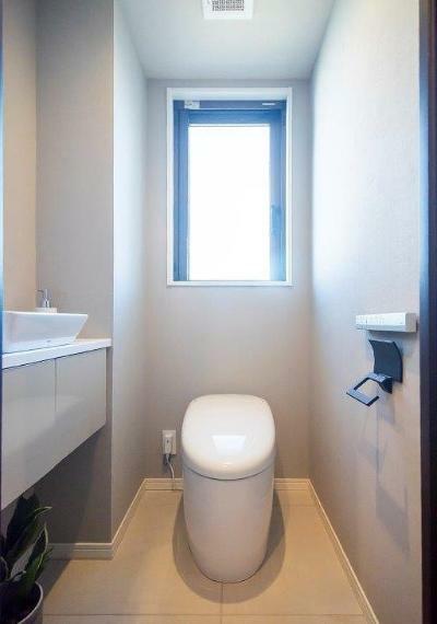 トイレ 美しいフォルムのタンクレストイレ。窓があり陽を取り込みます。手洗いカウンター付です。