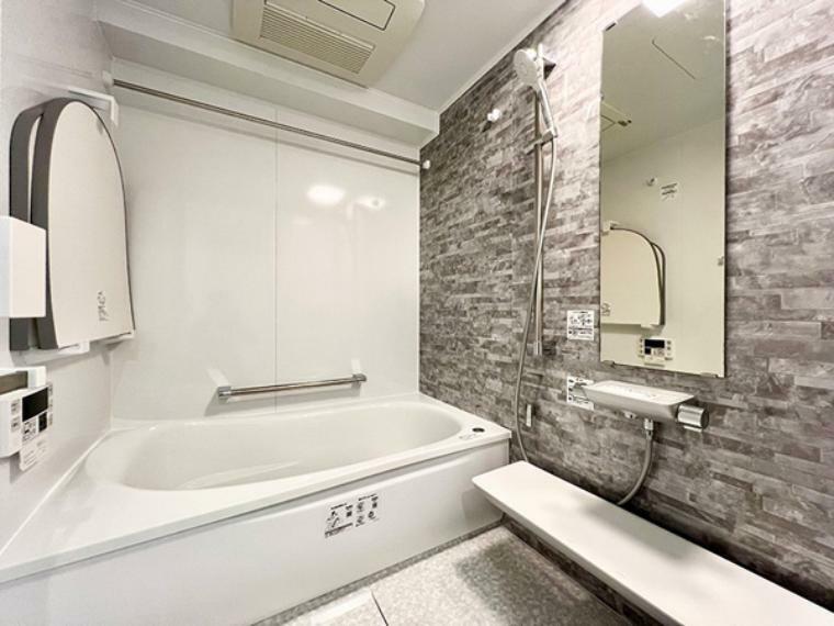 浴室はグレーカラーのデザインで統一されており、床は滑りにくく、乾きやすいカラリ床を採用しております。