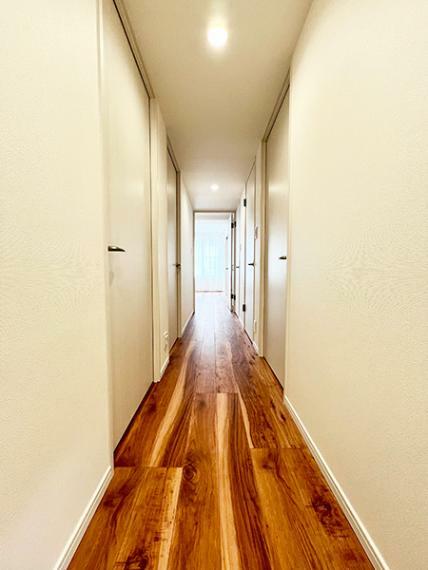 廊下は各居室に面しているので導線に優れております。