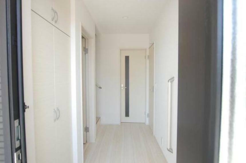玄関 散らかりがちな玄関スペースはトールサイズの下足収納を完備でいつでもスッキリとした空間を保てます！