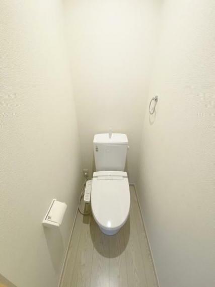 トイレ トイレ トイレには快適な温水洗浄便座付き洋室 明るい洋室ではのんびりとお過ごしできます