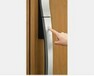 同仕様写真(外観) 遠隔で施錠・開錠ができカギを差し込む手間が短縮できます。玄関ドアのハンドル部でも操作が可能でお買帰りでもストレスなく開閉できます。