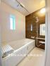 浴室 【本分譲地3号棟写真】清潔感のあるカラーで統一された空間は、ゆったりとした癒しのひと時を齎す快適空間に仕上げられています。