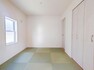 和室 1階4.5帖の和室です。2WAY和室です。お部屋を広く使える各室収納スペース付です。