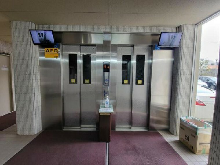 ロビー エレベーターは2基ありますので朝の忙しい時間帯もスムーズです。