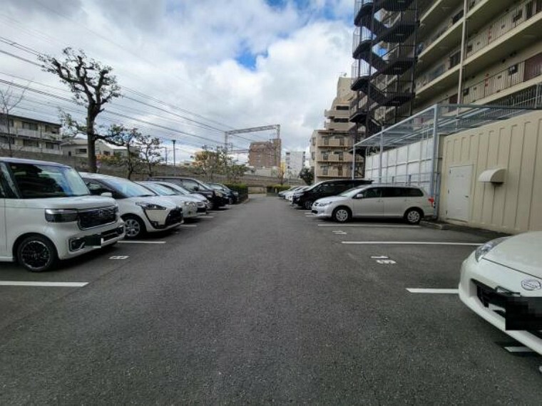 敷地内駐車場 ゆったりとした敷地内駐車場で駐車もらくらく！