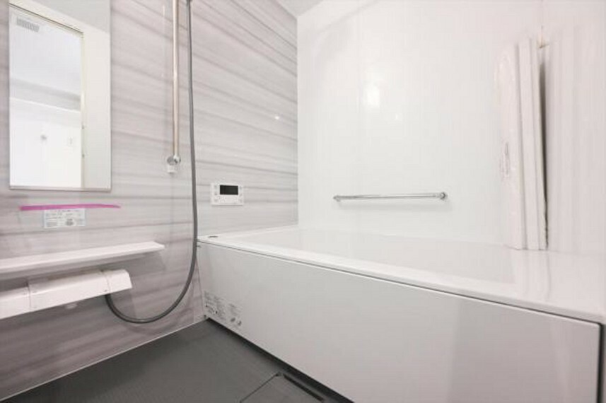 浴室換気乾燥機付きのシックな色合いのバスルーム