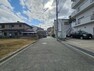 現況写真 前面道路は閑静な住宅地の車通りの少ない道路です。