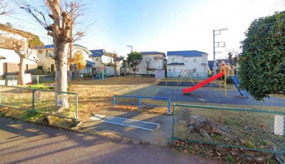 公園 【桜田公園】650m　座間市にある住宅街の比較的広めな公園です。昭和後期につくられた第二次ベビーブームのための公園です。遊び場にはブランコすべり台鉄棒があります。