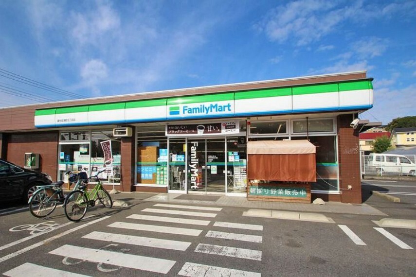 コンビニ ファミリーマート調布佐須町五丁目店 徒歩4分。