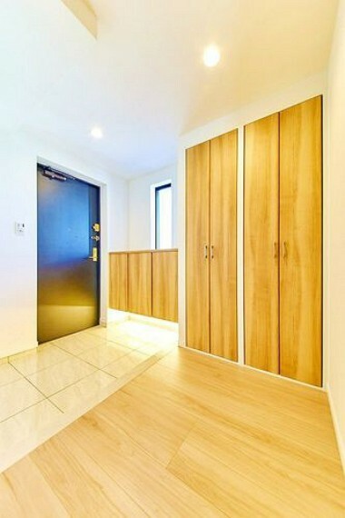 玄関 玄関スペースは、豊富な収納力のある木目調のシューズボックスがあり、スタイリッシュな空間を演出してます。
