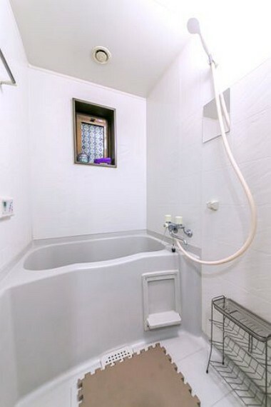 浴室 白を基調とした浴室、出窓があるので換気性も高いです。