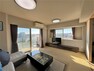 居間・リビング LDK約15.7帖のゆとりあるスペース！2面採光の為、開放感がありたっぷりと陽光を取り込めます。