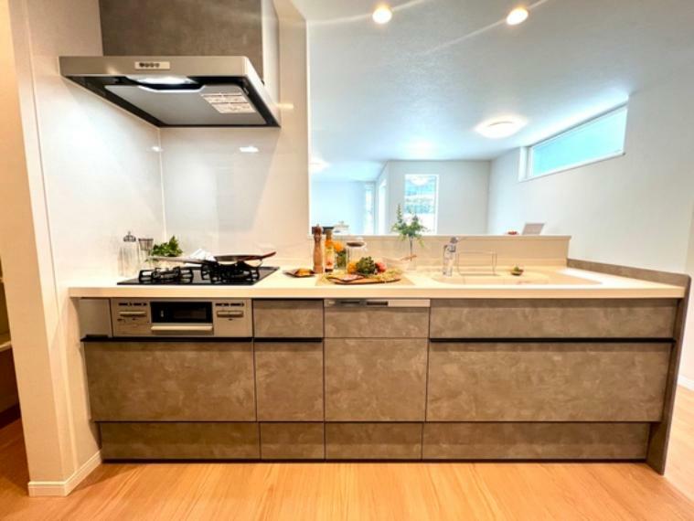 キッチン 調理効率を上げる3口コンロ、家事負担を和らげる食洗機完備彡高機能なシステムキッチンです！