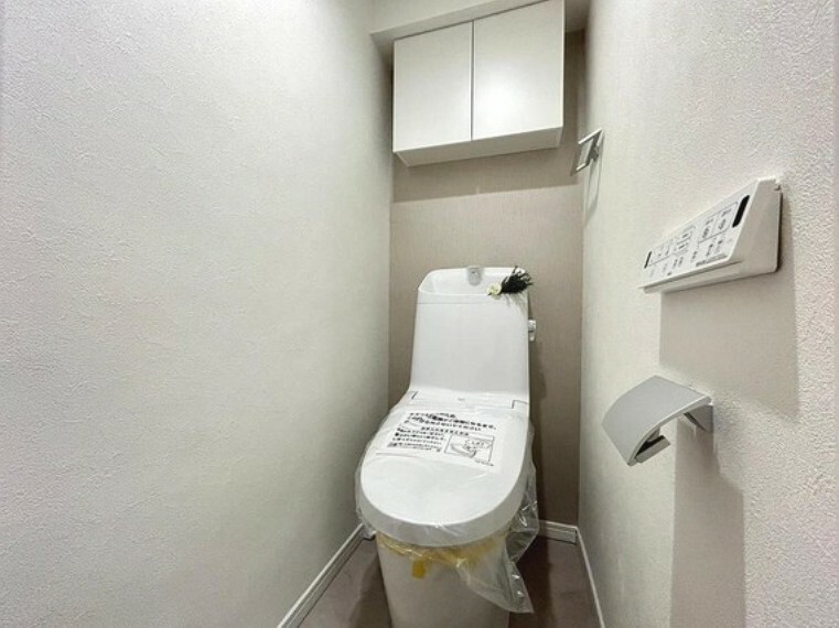 十分な広さと清潔感のあるカラーで纏まったおトイレ。LDKや居室とは離れており、洗面や浴室とも別の位置にある為、よりプライバシーへの配慮と落ち着いた空間となっております。
