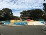 公園 南河原公園 遊具・広場・水場・丘の4つのエリアに分けられ、子ども達が遊べる遊具が充実。噴水の周りのじゃぶじゃぶ池で水遊びもお勧め